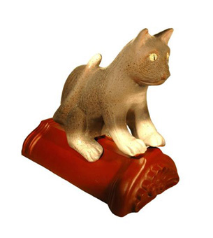 Dachschmuck Katze lauernd